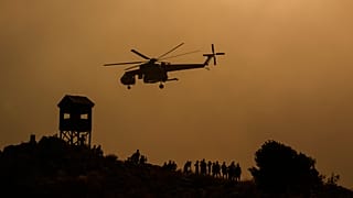 هليكوبتر تساعد في إخماد النيران في اليونان