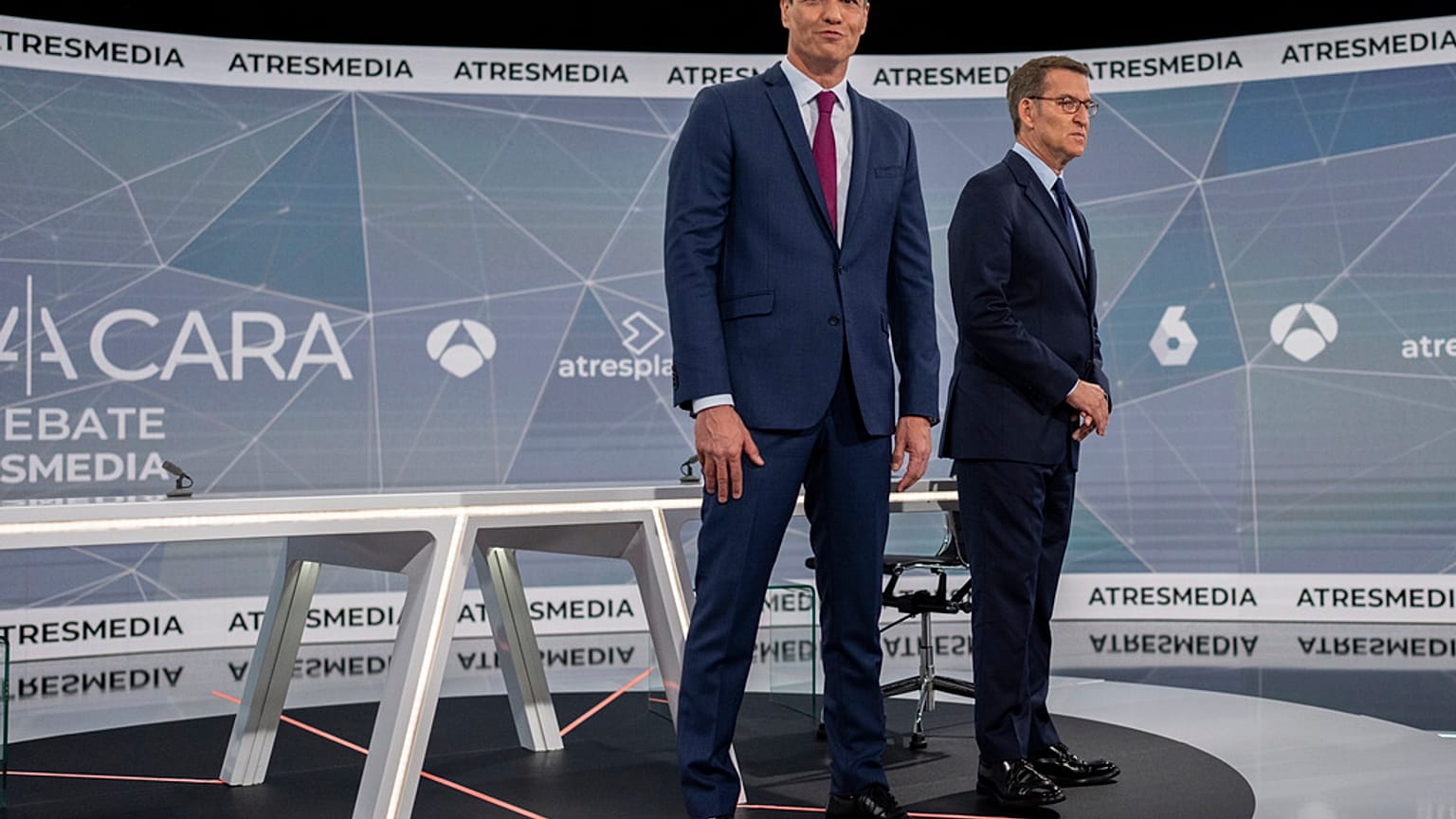 Οι Πέδρο Σάντεθ και Αλβέρτο Νούνιεθ Φεϊχόο μετά το μοναδικό debate που πραγματοποιήθηκε και σύμφωνα με τις εκτιμήσεις επικράτησε ο Φεϊχόο