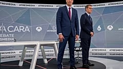 Οι Πέδρο Σάντεθ και Αλβέρτο Νούνιεθ Φεϊχόο μετά το μοναδικό debate που πραγματοποιήθηκε και σύμφωνα με τις εκτιμήσεις επικράτησε ο Φεϊχόο