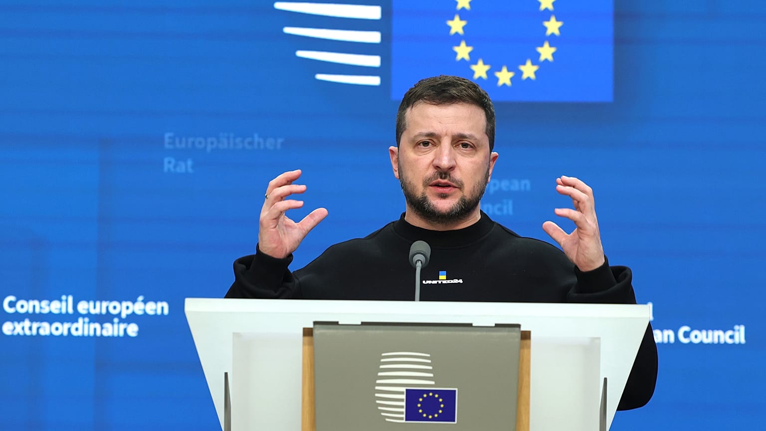 O Presidente da Ucrânia, Volodymyr Zelenskyy, discursa numa conferência de imprensa durante uma cimeira da UE em Bruxelas