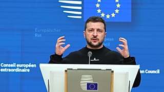 El Presidente de Ucrania, Volodymyr Zelenskyy, se dirige a los medios de comunicación durante una cumbre de la UE en Bruselas.