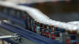 Mesterséges intelligencia fejlesztette energiaital egy gyártósoron