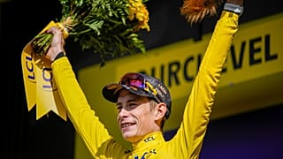 Jonas Vingegaard nach der Ankunft in Courchevel im Gelben Trikot, das er wohl bis nach Paris tragen wird