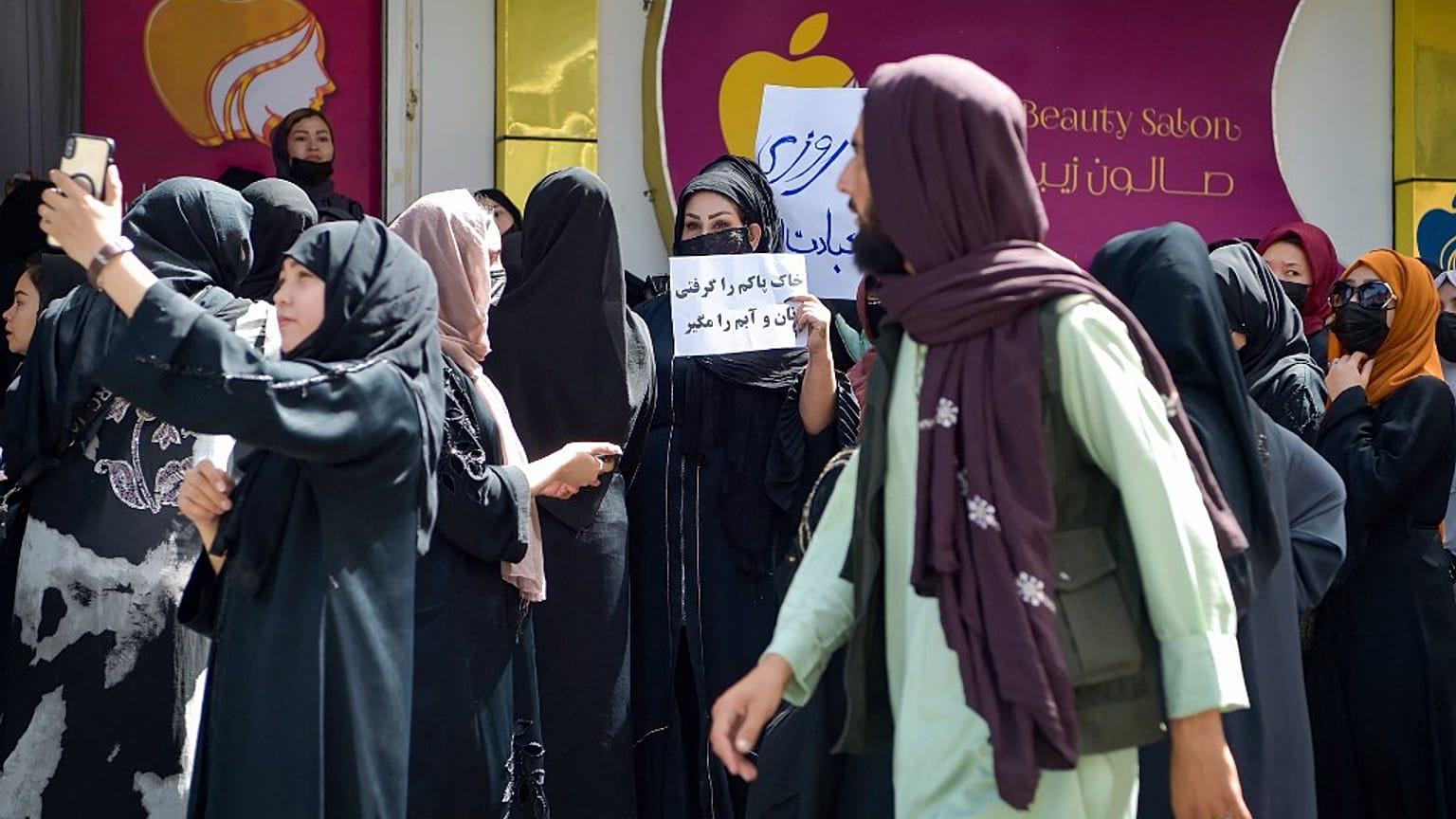 Afgan kadınlar güzellik salonlarının Taliban tarafından kapatılması kararını protesto etti