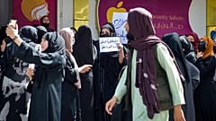 Afgan kadınlar güzellik salonlarının Taliban tarafından kapatılması kararını protesto etti