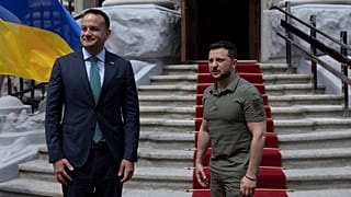 El primer ministro irlandés, Leo Varadkar, con el presidente de Ucrania, Volodímir Zelenski, en Kiev