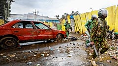 Die Polizei versucht die andauernden Proteste, hier in Kibera, Nairobi, zu unterbinden