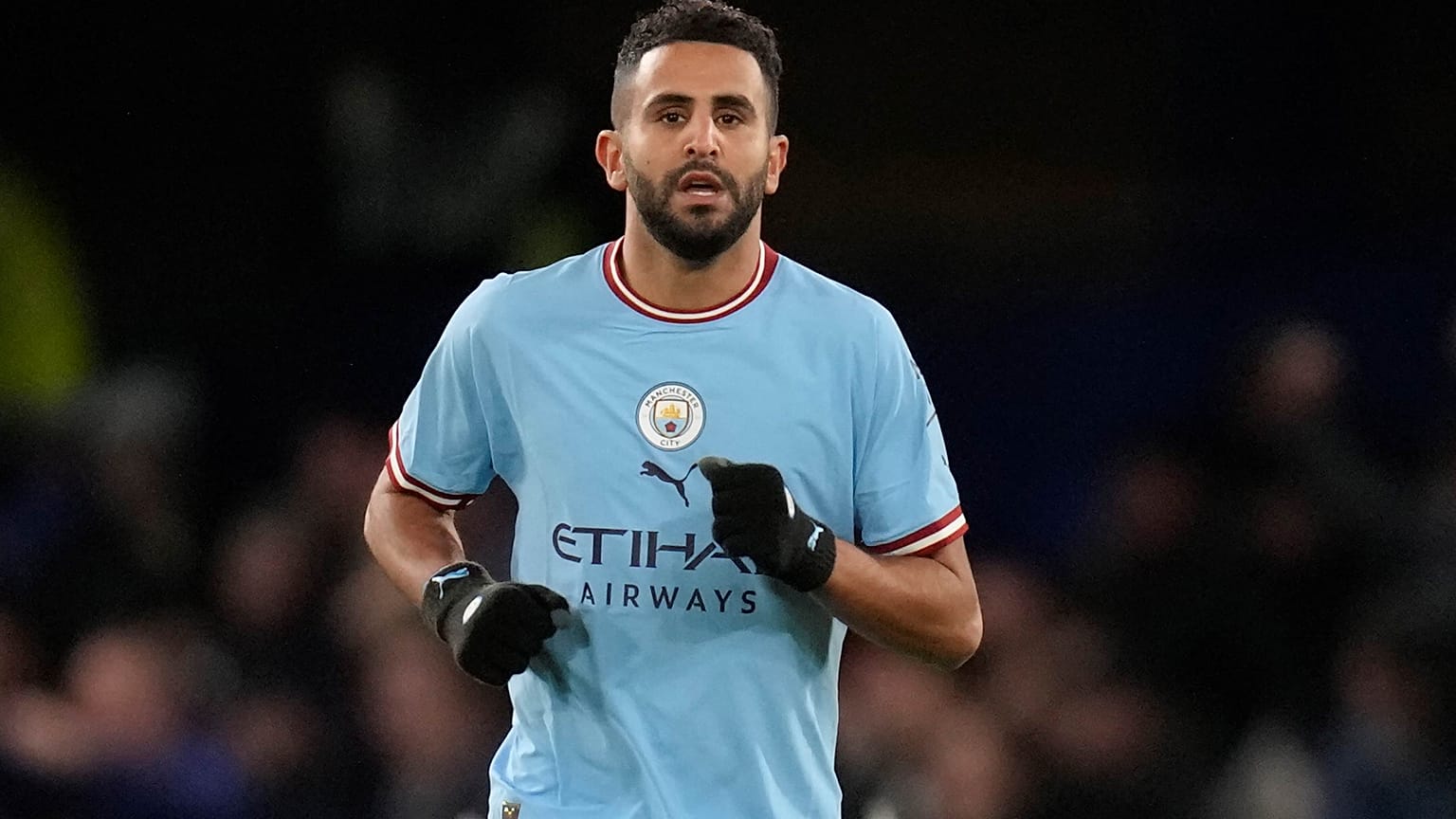 رياض محرز لاعب مانشستر سيتي بعد تسجيله الهدف الافتتاحي خلال مباراة بين تشيلسي ومانشستر سيتي على ملعب ستامفورد بريدج في لندن، الخميس 5 يناير 2023 