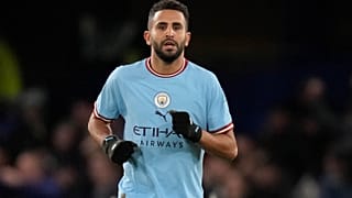 رياض محرز لاعب مانشستر سيتي بعد تسجيله الهدف الافتتاحي خلال مباراة بين تشيلسي ومانشستر سيتي على ملعب ستامفورد بريدج في لندن، الخميس 5 يناير 2023 
