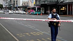 Silahlı bir Yeni Zelanda polisi, 20 Temmuz 2023 Perşembe günü Yeni Zelanda'nın Auckland kentinde meydana gelen bir silahlı saldırının ardından merkezi iş bölgesindeki bir yol barikatında duruyor.