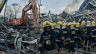 فرق الإنقاذ في المكان الذي تعرض للقصف في أوديسا