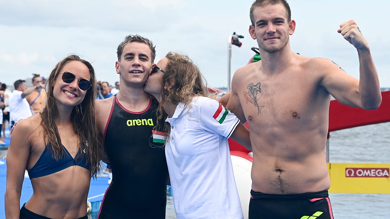 Olasz Anna, Betlehem Dávid, Fábián Bettina és Rasovszky Kristóf (b-j), az ezüstérmes magyar váltó tagjai