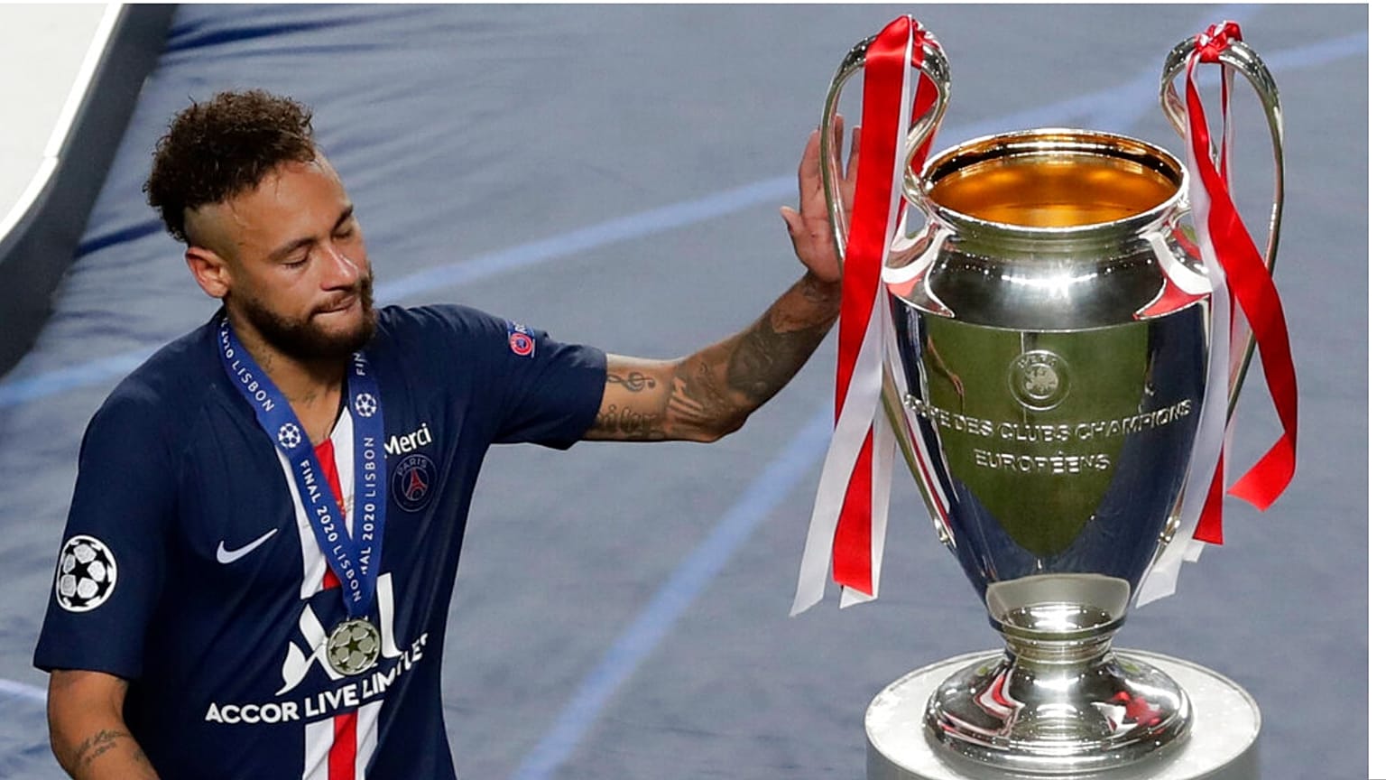نيمار لاعب باريس سان جيرمان يلمس الكأس بعد المباراة النهائية لدوري أبطال أوروبا لكرة القدم بين باريس سان جيرمان وبايرن ميونيخ على ملعب لوز في لشبونة بالبرتغال، 23 آب 2020