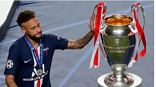 نيمار لاعب باريس سان جيرمان يلمس الكأس بعد المباراة النهائية لدوري أبطال أوروبا لكرة القدم بين باريس سان جيرمان وبايرن ميونيخ على ملعب لوز في لشبونة بالبرتغال، 23 آب 2020