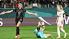 Die Neuseeländerin Hannah Wilkinson bejubelt ihr Siegtor
