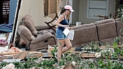 Eine Frau steht neben den Trümmern ihres Hauses nach dem heftigen Tornado in North Carolina