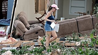 Eine Frau steht neben den Trümmern ihres Hauses nach dem heftigen Tornado in North Carolina
