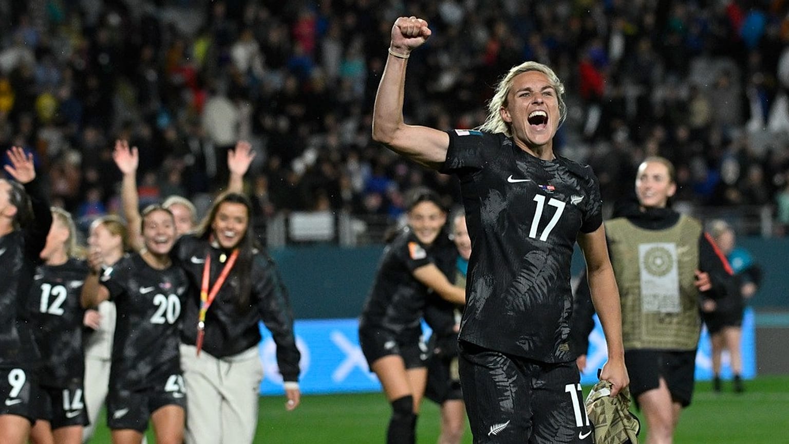 Yeni Zelanda'da Norveç'e golü atan Hannah Wilkinson, galibiyeti kutluyor