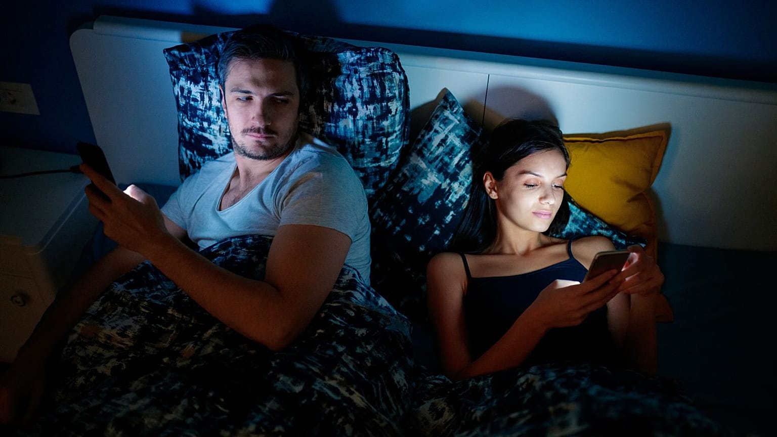 Phubbing é quando os casais se desprezam um ao outro através dos telemóveis, afetando negativamente a relação