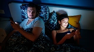 Phubbing é quando os casais se desprezam um ao outro através dos telemóveis, afetando negativamente a relação