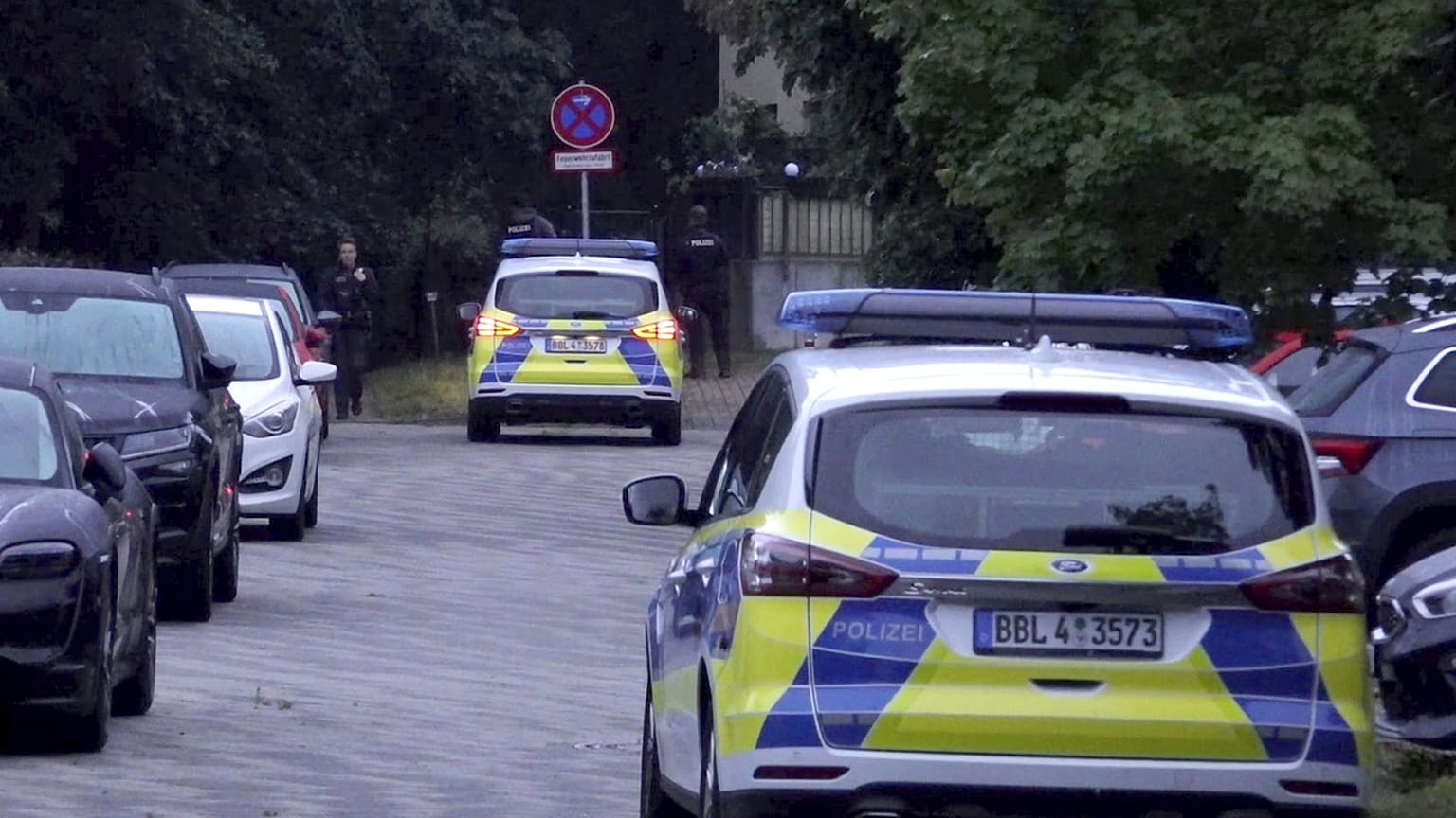 Rendőrök járőröznek a Berlintől délre levő Kleinmachnow környékén