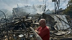 Обломки разрушенного здания в Одессе
