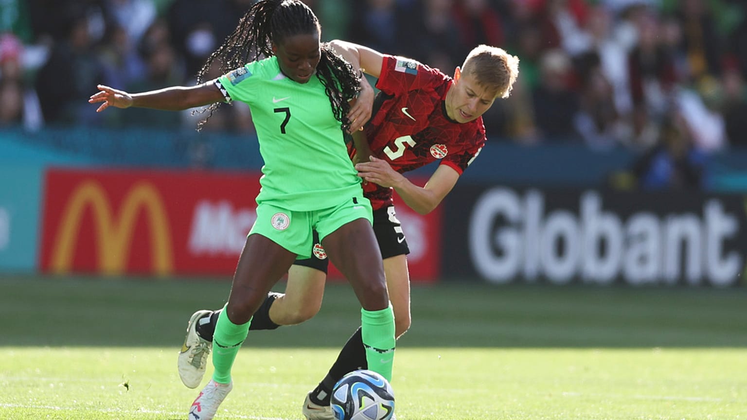 La Nigériane Antoinette Payne en concurrence une footballeuse canadienne.