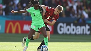 La Nigériane Antoinette Payne en concurrence une footballeuse canadienne.