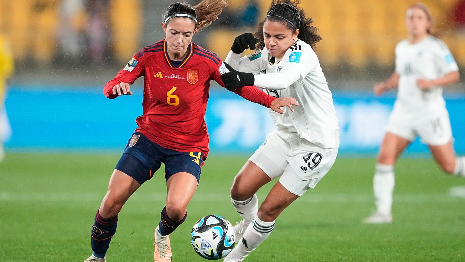 La española Aitana Bonmati, a la izquierda, y la costarricense Alexandra Pinell durante el partido de fútbol del Grupo C de la Copa del Mundo Femenina.
