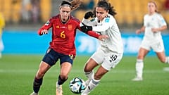 La española Aitana Bonmati, a la izquierda, y la costarricense Alexandra Pinell durante el partido de fútbol del Grupo C de la Copa del Mundo Femenina.