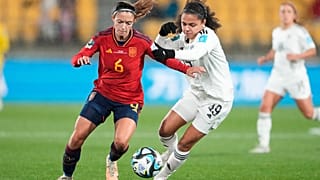 La española Aitana Bonmati, a la izquierda, y la costarricense Alexandra Pinell durante el partido de fútbol del Grupo C de la Copa del Mundo Femenina.