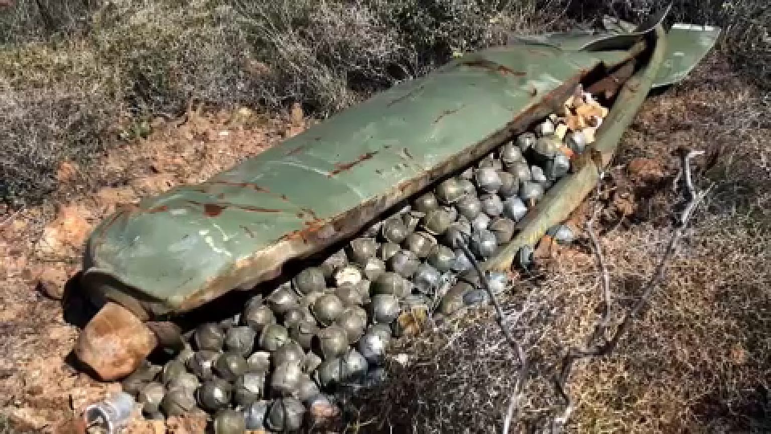 Una "cluster bomb", bomba a grappolo.