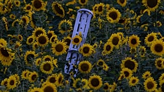 Teile einer Streubombe liegen auf einem Feld nahe der ukrainischen Stadt Charkiw