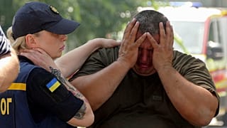 Zokogó férfi Odesszában a várost ért légitámadás után 2023.07.20-án. 