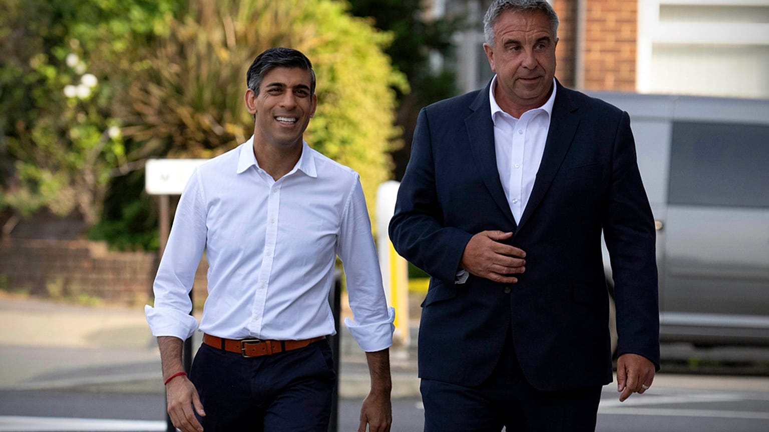 Un solo eletto su tre, per i Conservatori: Rishi Sunak prova a sorridere con l'eletto Steve Tuckwell. (Londra, 21.7.2023)