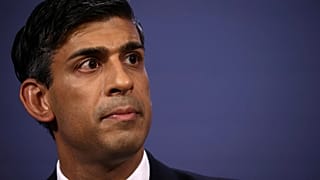 Primeiro-ministro do Reino Unido, Rishi Sunak, sem motivos para sorrir