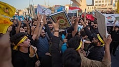 Manifestantes con ejemplares del Corán.