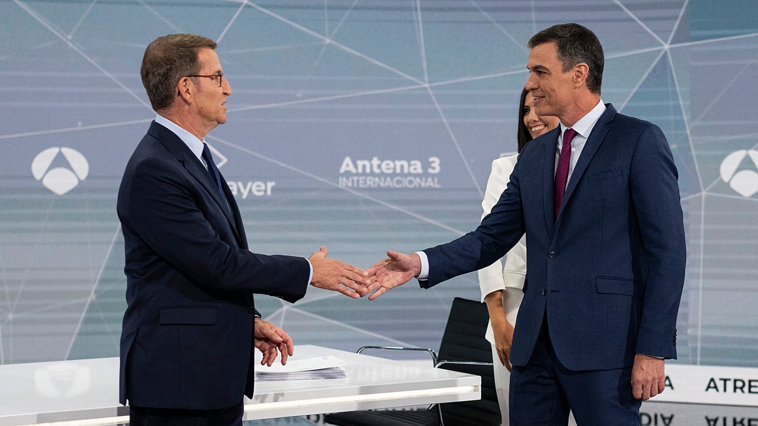 O candidato Alberto Nuñez Feijóo (PP) e o atual primeiro-ministro Pedro Sánchez (PSOE)