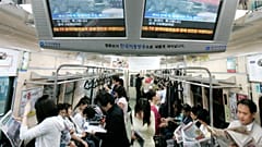 Güney Kore'nin başkenti Seul'de bir metro (arşiv) 