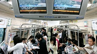 Güney Kore'nin başkenti Seul'de bir metro (arşiv) 