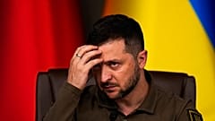 Ukrayna Devlet Başkanı Volodymyr Zelenskyy, Türkiye Cumhurbaşkanı Recep Tayyip Erdoğan ile düzenlediği ortak basın toplantısı sırasında bir soruyu dinliyor, Temmuz 2023\. 