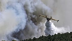 Yunanistan'da havadan su bombardıman uçakları yangına müdahale ediyor. 