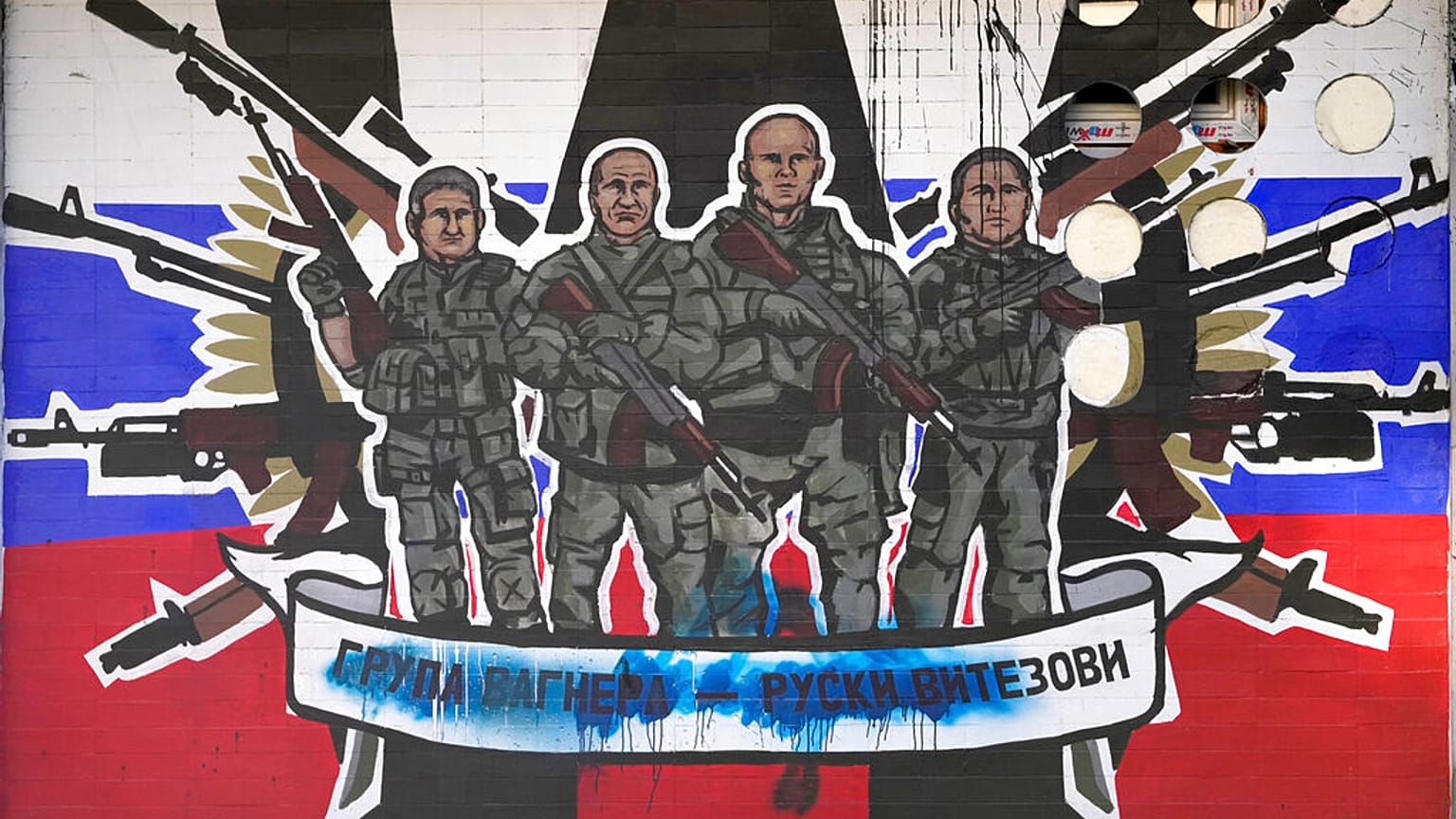 Peinture murale représentant le "Groupe Wagner - Chevaliers russes" vandalisée sur un mur de Belgrade, Serbie, vendredi 13 janvier 2023\. 