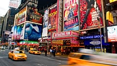 Előadásplakátok a New York-i Times Square-en