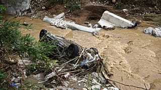 سيارة تقع في مجرى مائي بعد هطول أمطار غزيرة في سالونيك، شمال اليونان، 17 يونيو 2023.