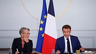 Élisabeth Borne francia kormányfő és Emmuel Macron francia államfő