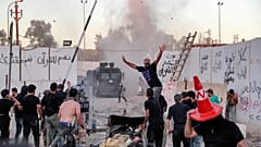 Bağdat'ta bir grup İsveç'in Irak büyükelçiliğine saldırdı