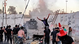 Bağdat'ta bir grup İsveç'in Irak büyükelçiliğine saldırdı