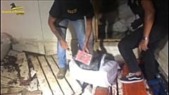 القوات الإيطالية أثناء إلقاء القبض على المهربين