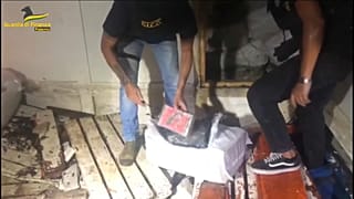 القوات الإيطالية أثناء إلقاء القبض على المهربين